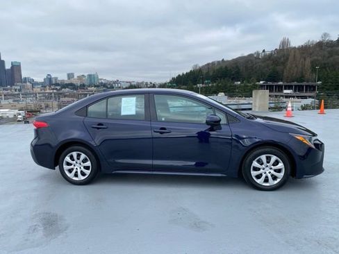 Certified 2022 Toyota Corolla LE image 3