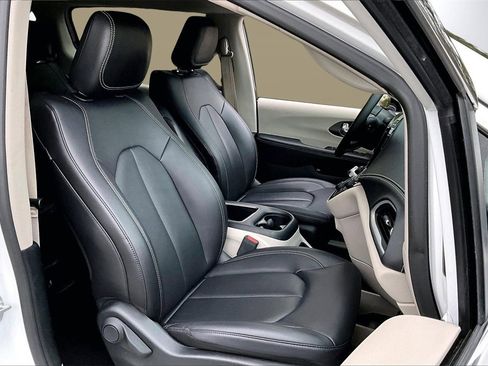 Certified 2024 Chrysler Pacifica Select image 23