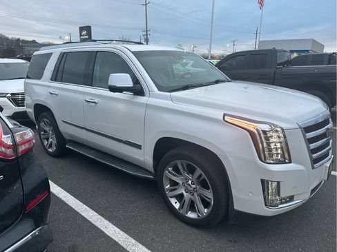Used 2017 Cadillac Escalade Luxury image 2