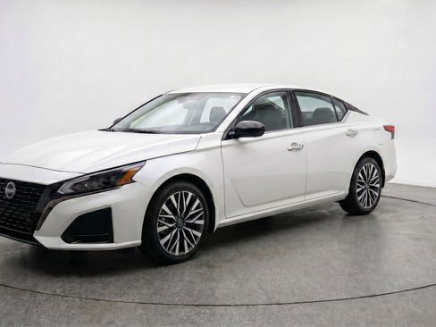 Used 2025 Nissan Altima 2.5 SV FWD image 3