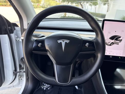 Used 2021 Tesla Model Y Long Range AWD/4WD image 20