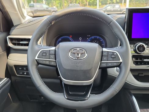 Certified 2025 Toyota Highlander Platinum AWD/4WD image 23
