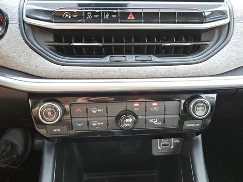Used 2022 Jeep Compass Latitude FWD image 19
