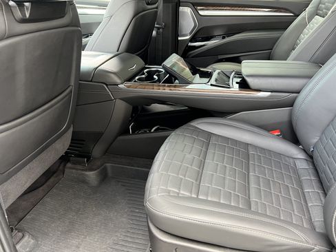 Used 2025 Cadillac Escalade Sport Platinum AWD/4WD image 16