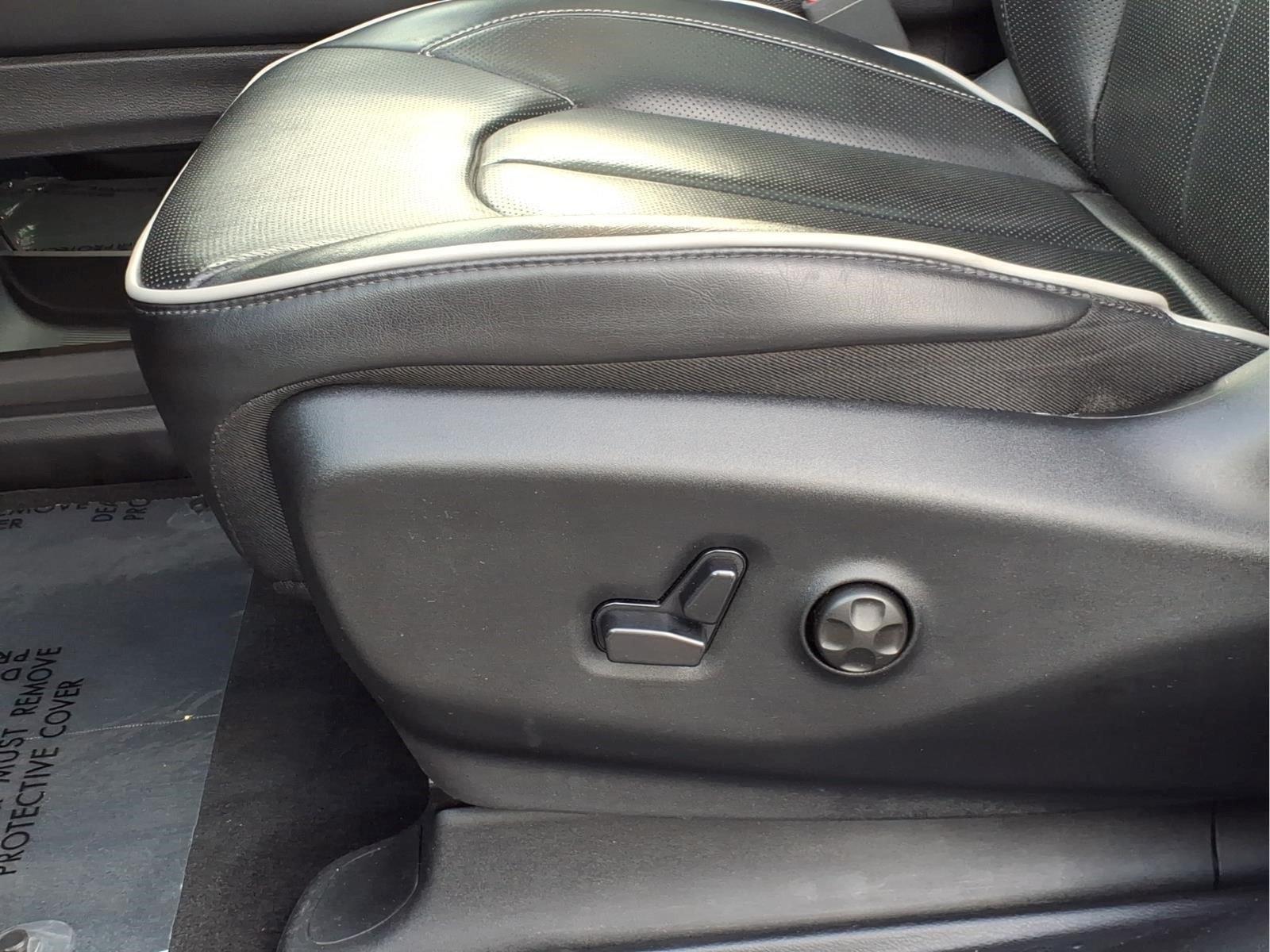 Used 2025 Chrysler Pacifica Limited FWD image 15