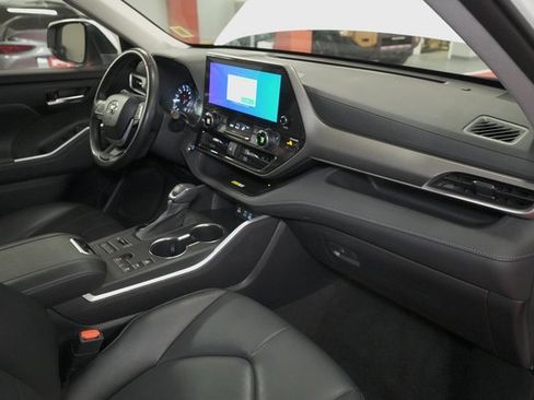 Used 2023 Toyota Highlander XLE image 18