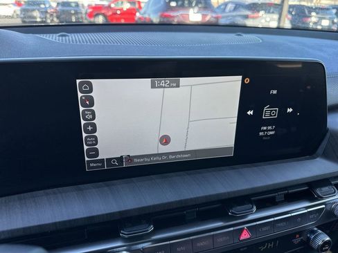 Used 2024 Kia Telluride EX w/ EX Captain's Chair Package image 18