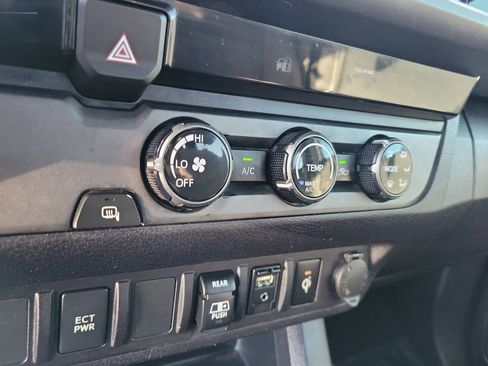 Used 2018 Toyota Tacoma TRD Sport image 19