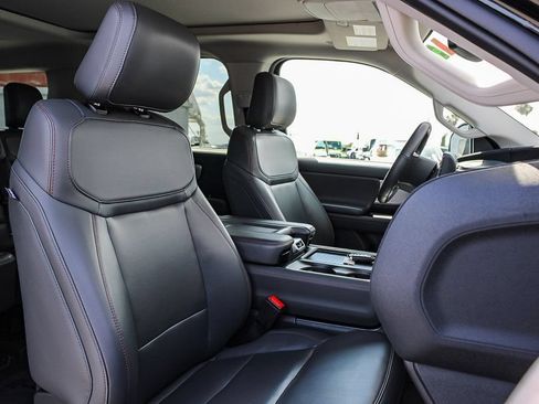 Used 2025 Ford Expedition Active AWD/4WD image 17
