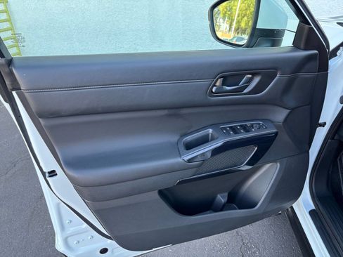 Used 2025 Nissan Pathfinder SV AWD/4WD image 15