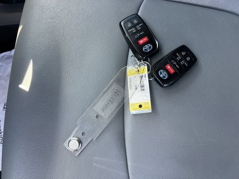 Used 2024 Toyota Sienna XLE FWD image 38