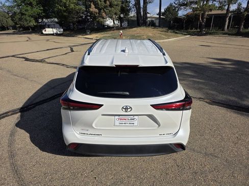 Used 2021 Toyota Highlander XLE AWD/4WD image 6