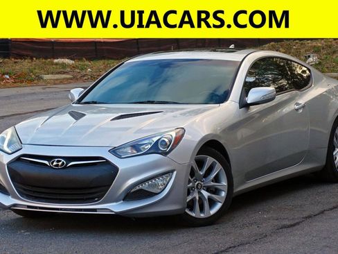 Used 2013 Hyundai Genesis 3.8 RWD image 2