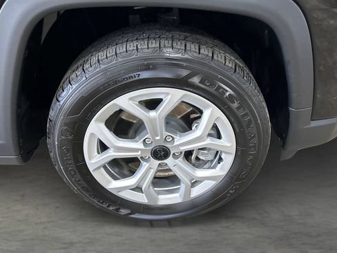 Used 2025 Jeep Compass Latitude w/ Convenience Group AWD/4WD image 22