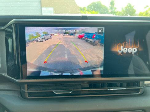 Used 2024 Jeep Wrangler Sahara image 25