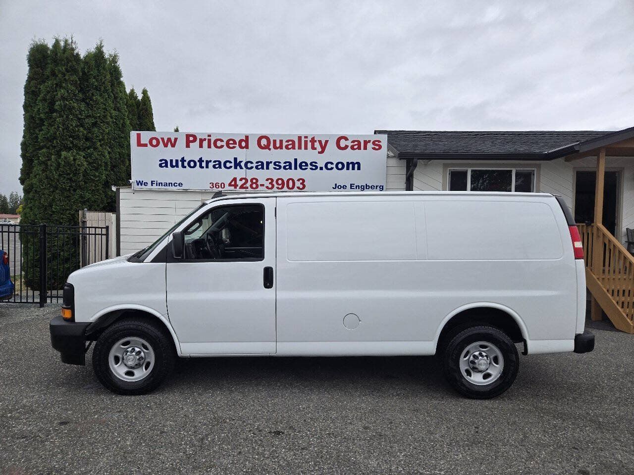 Used 2017 Chevrolet Express 2500 RWD image 2