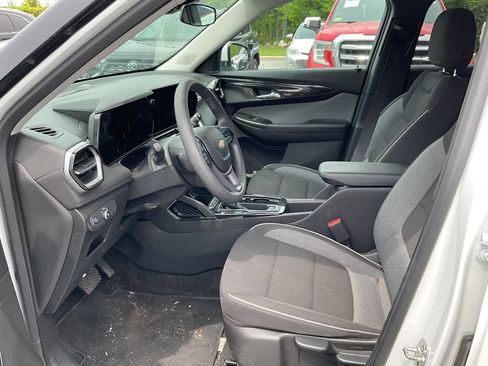 Used 2025 Chevrolet TrailBlazer LT AWD/4WD image 6
