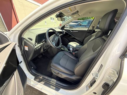Certified 2023 Kia Niro EX FWD image 5