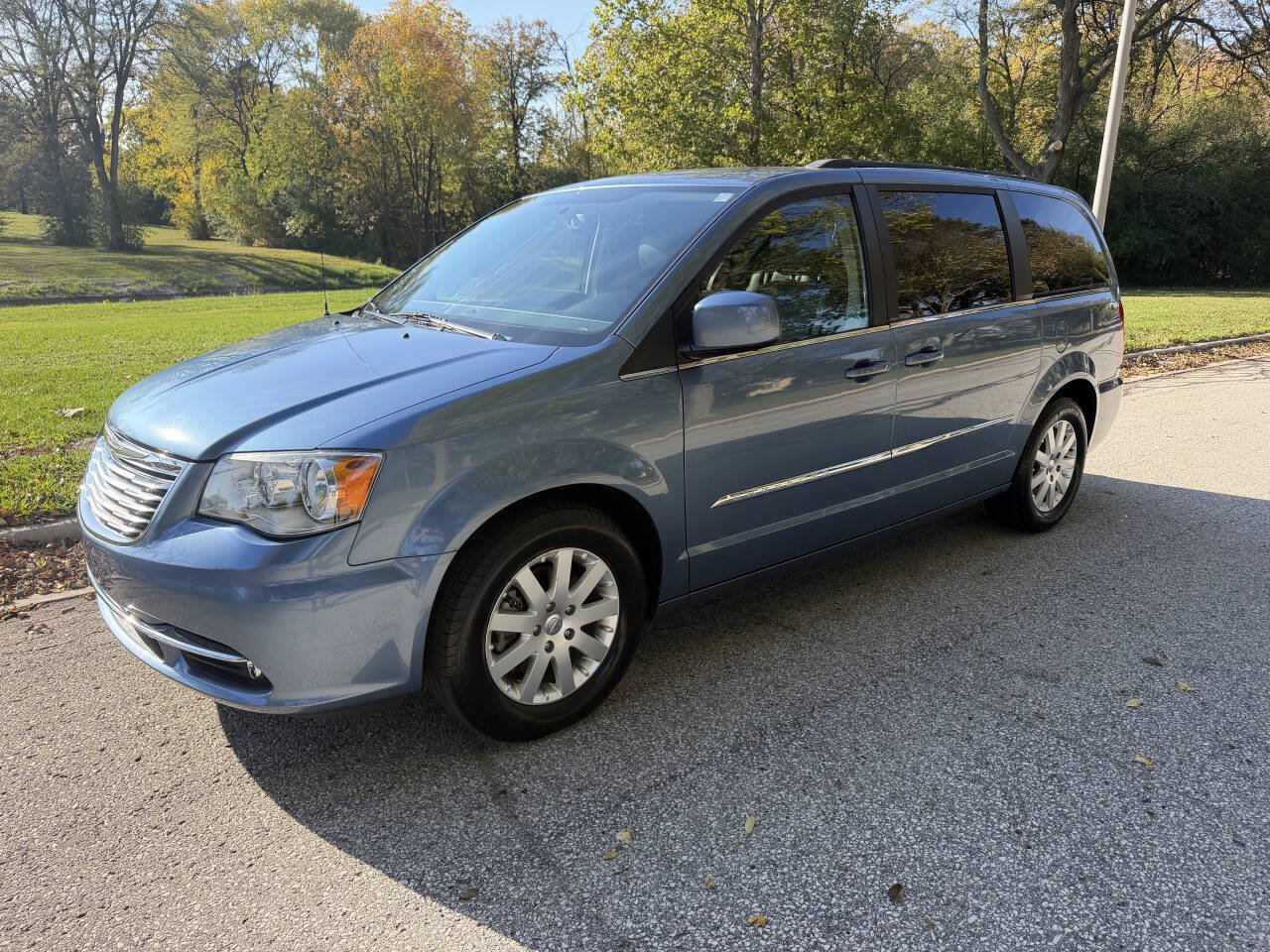 Used 2012 Chrysler Town & Country Touring w/ Entertainment Group #1 FWD image 1