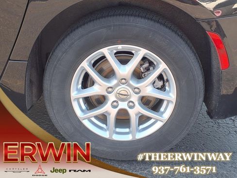 Used 2023 Chrysler Voyager LX image 10