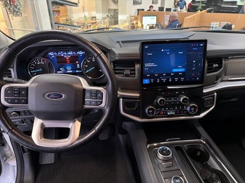 Used 2024 Ford Expedition XLT image 15