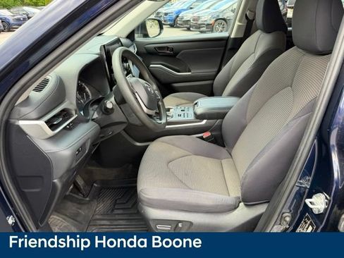 Used 2023 Toyota Highlander L AWD/4WD image 16