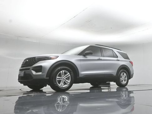 Certified 2023 Ford Explorer XLT RWD image 48