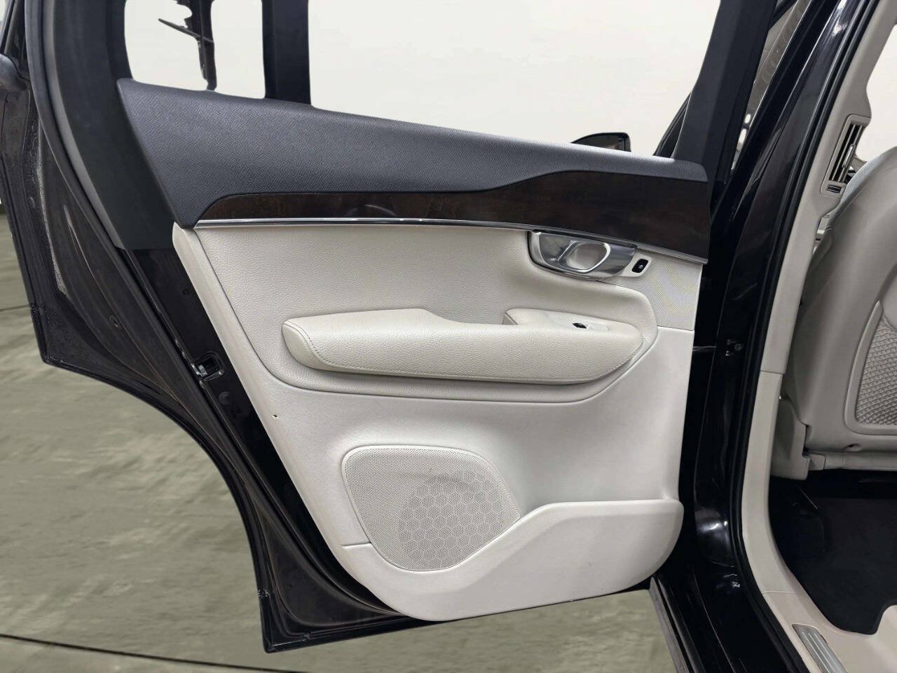 Used 2018 Volvo XC90 T5 Momentum w/ Convenience Package FWD image 19