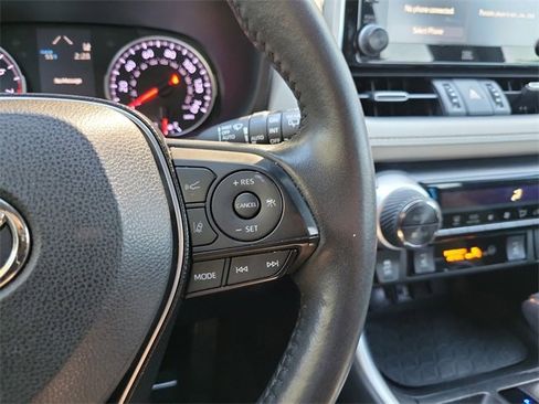 Used 2019 Toyota RAV4 XLE Premium image 16