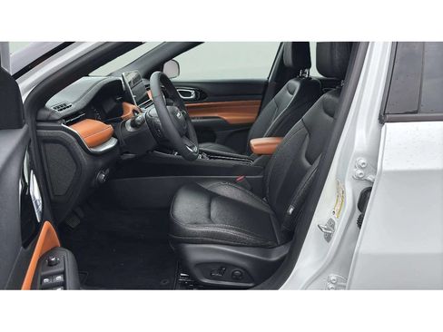 Used 2025 Jeep Compass Limited AWD/4WD image 10
