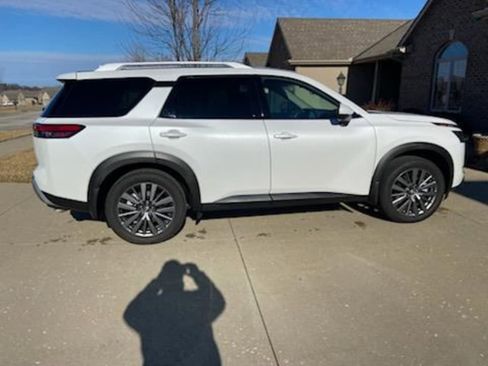 Used 2025 Nissan Pathfinder SL w/ SL Premium Package image 2