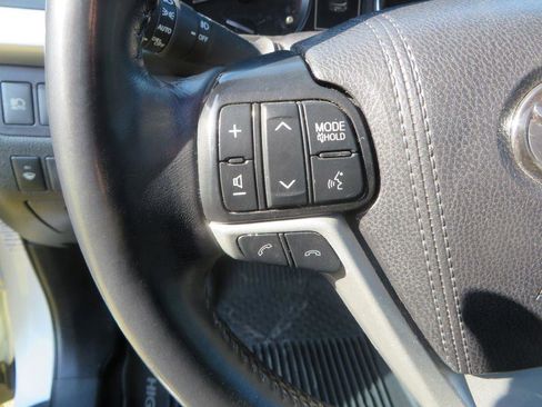 Used 2019 Toyota Highlander SE image 14