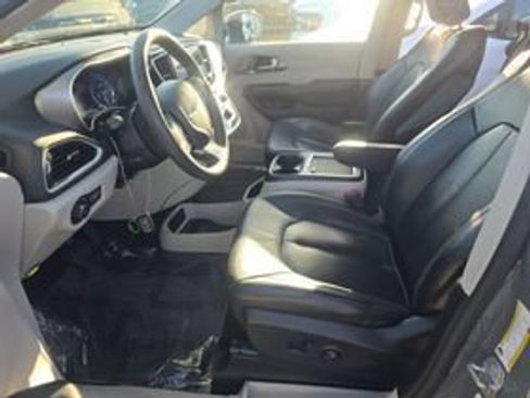 Used 2022 Chrysler Pacifica Touring-L FWD image 5