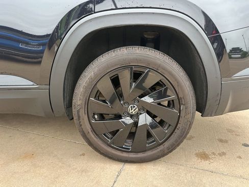 Used 2024 Volkswagen Atlas SE w/ Panoramic Sunroof Package FWD image 8