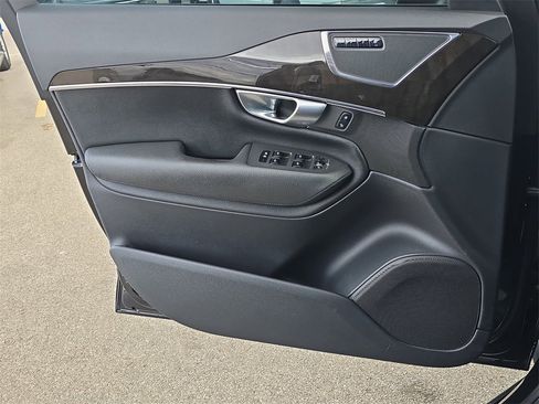 Used 2018 Volvo XC90 T6 Momentum image 28