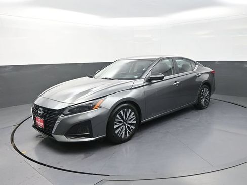 Used 2024 Nissan Altima 2.5 SV FWD image 3