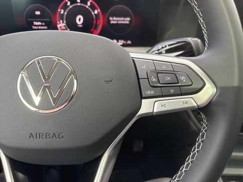 Used 2025 Volkswagen Tiguan SE w/ Panoramic Sunroof Package AWD/4WD image 13