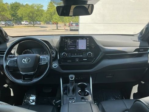 Used 2021 Toyota Highlander XSE AWD/4WD image 2