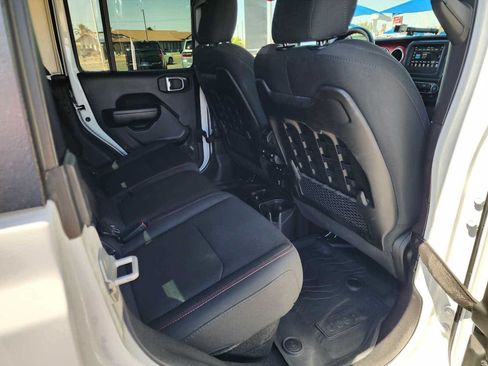 Used 2021 Jeep Gladiator Rubicon AWD/4WD image 17