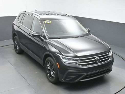 Used 2024 Volkswagen Tiguan SE image 43