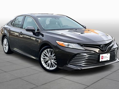 Used 2018 Toyota Camry XLE image 3