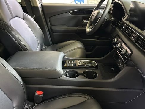 Used 2025 Honda Pilot EX image 15