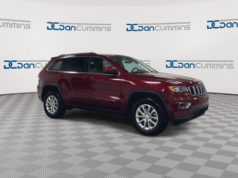 Used 2021 Jeep Grand Cherokee Laredo image 2