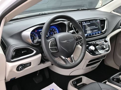 Used 2024 Chrysler Pacifica Touring-L FWD image 18