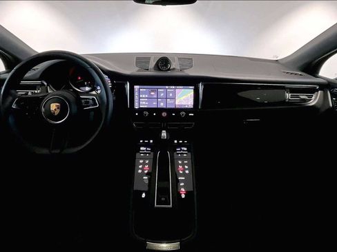 Used 2025 Porsche Macan image 17