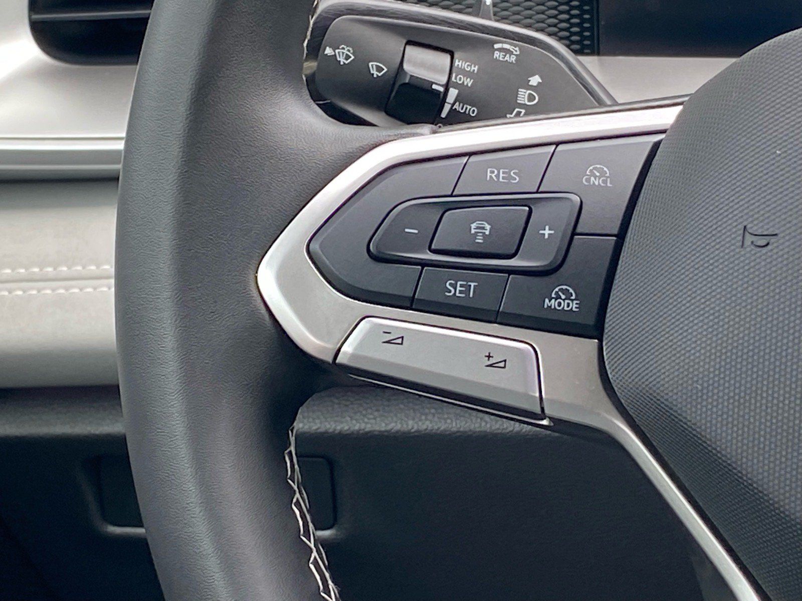 Certified 2025 Volkswagen Tiguan SE AWD/4WD image 7