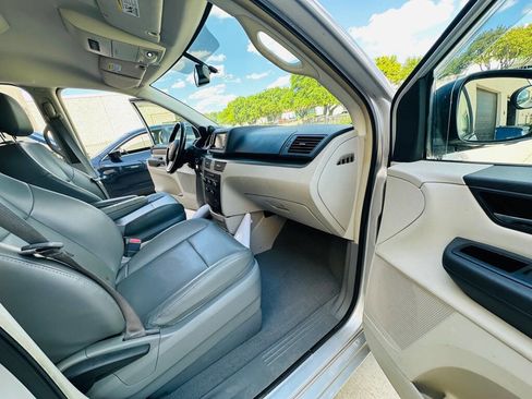 Used 2012 Volkswagen Routan SE image 22