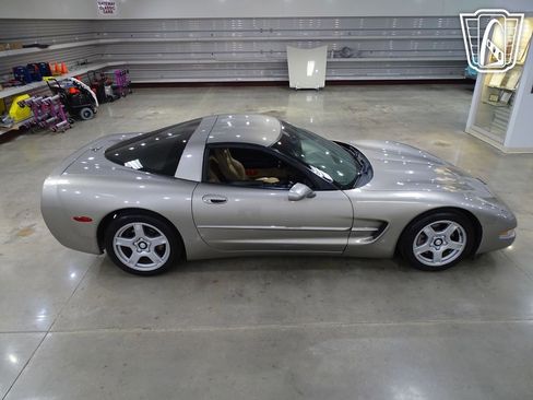 Used 1998 Chevrolet Corvette Coupe w/ Roof Pkg image 18