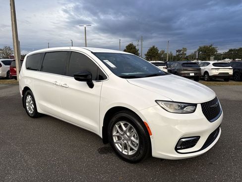 New 2026 Chrysler Pacifica Select image 1