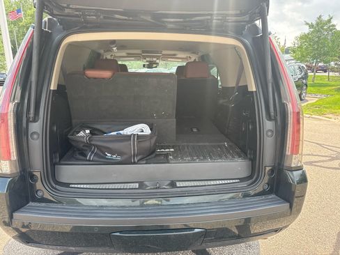Used 2016 Cadillac Escalade Luxury AWD/4WD image 12
